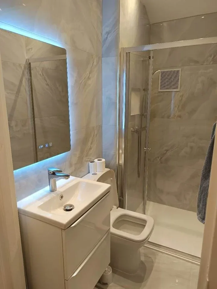 Room Nicoll Road in Greater London