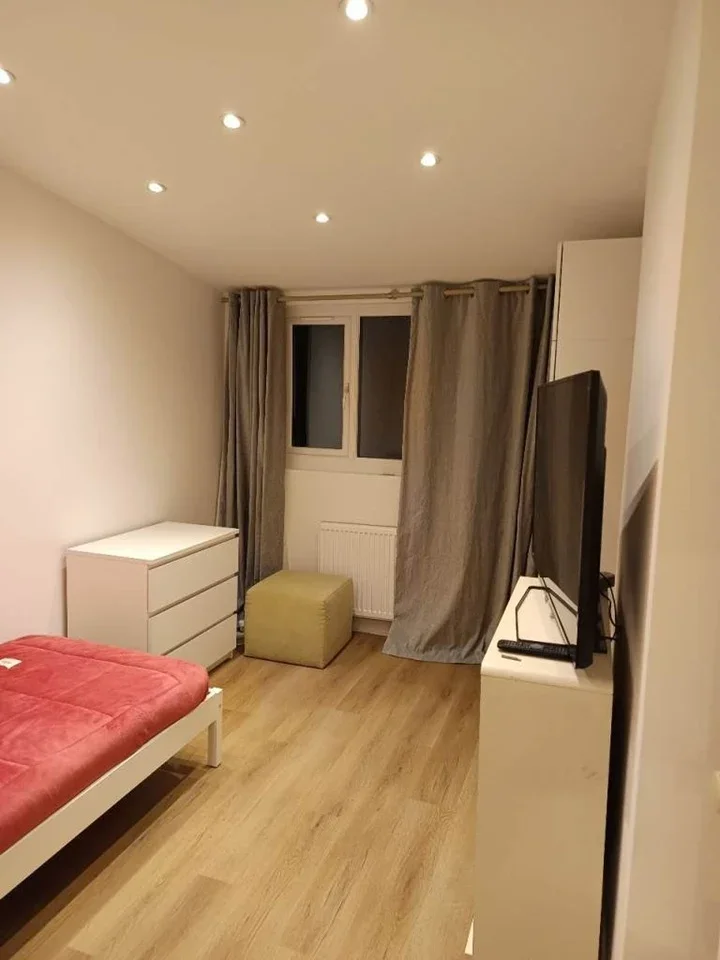 Room Nicoll Road in Greater London