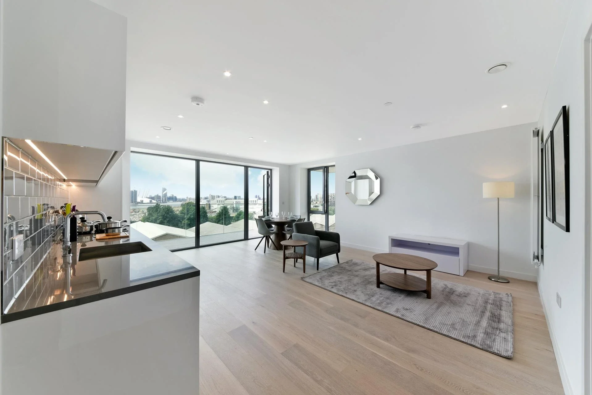 Flat Bonnet Street in Greater London