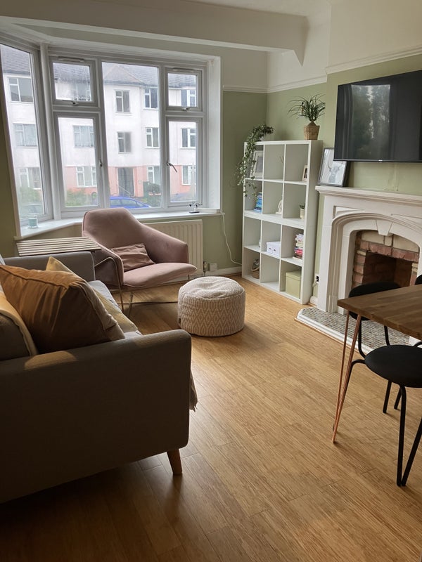 Room Robins Court in Greater London