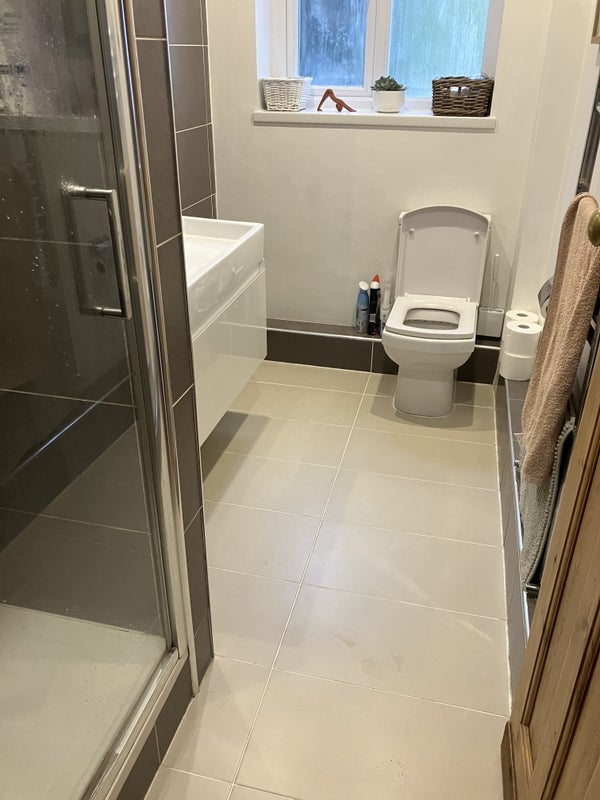 Room Robins Court in Greater London
