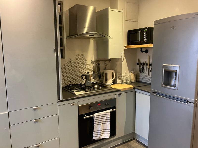 Room Robins Court in Greater London
