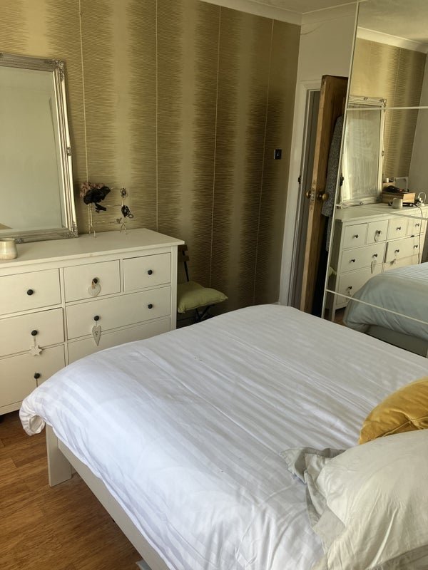 Room Robins Court in Greater London