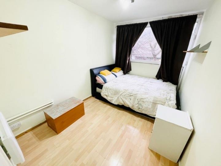 Flat Glengarnock Avenue in Greater London