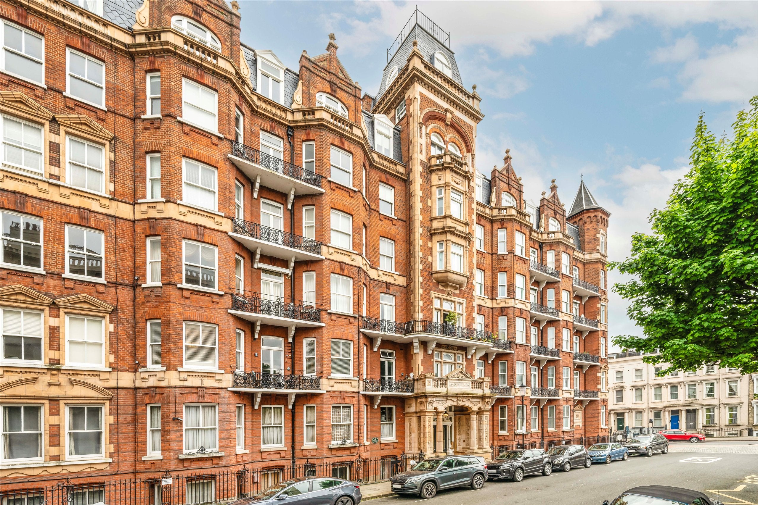 Flat Earl's Court Square in Greater London