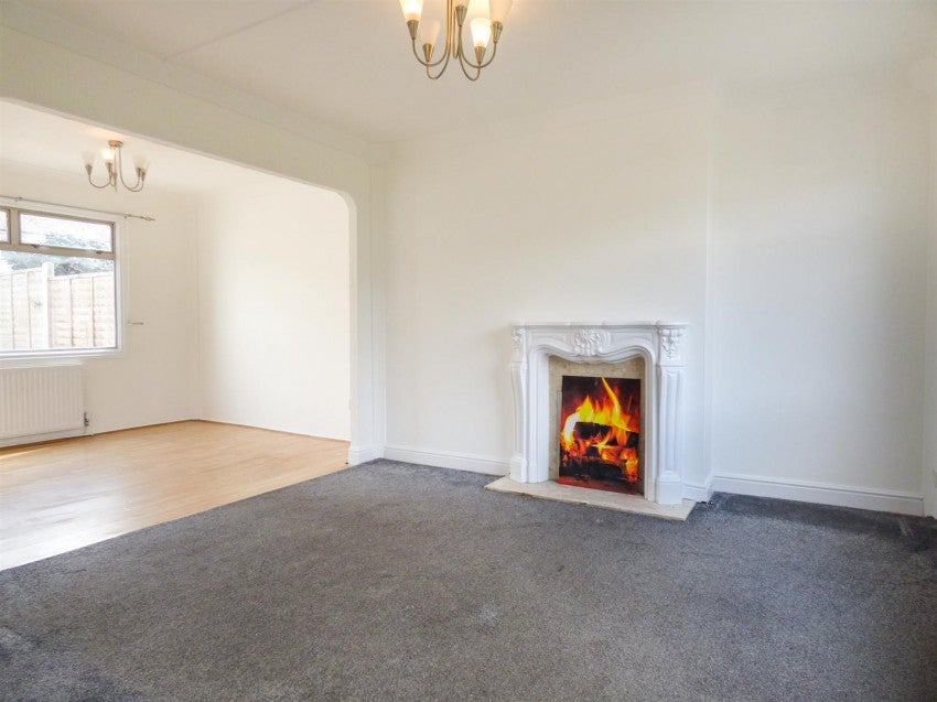 Flat Eskley Gardens in South Ockendon
