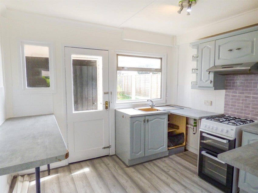 Flat Eskley Gardens in South Ockendon