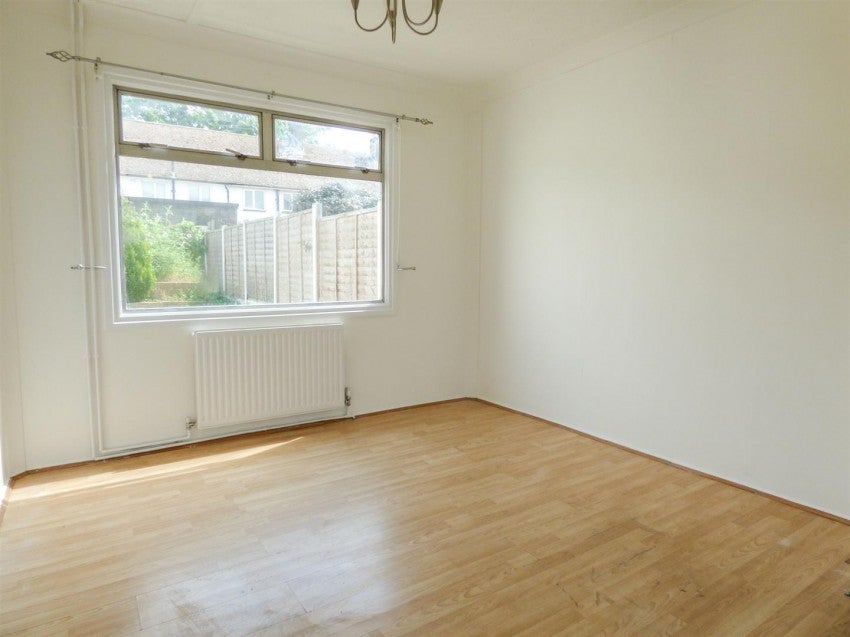 Flat Eskley Gardens in South Ockendon