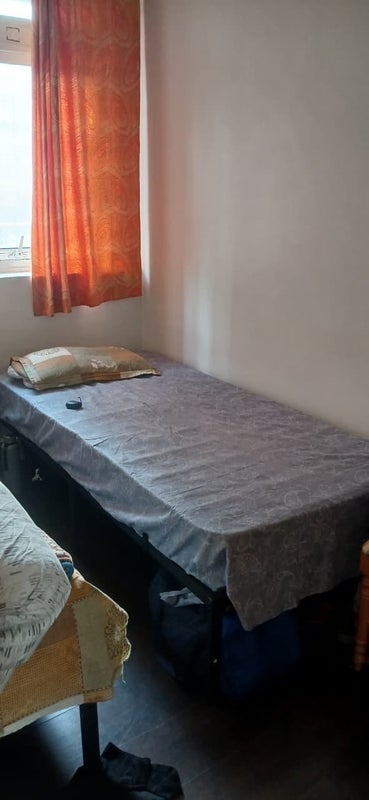 Room Crowder Street in Greater London