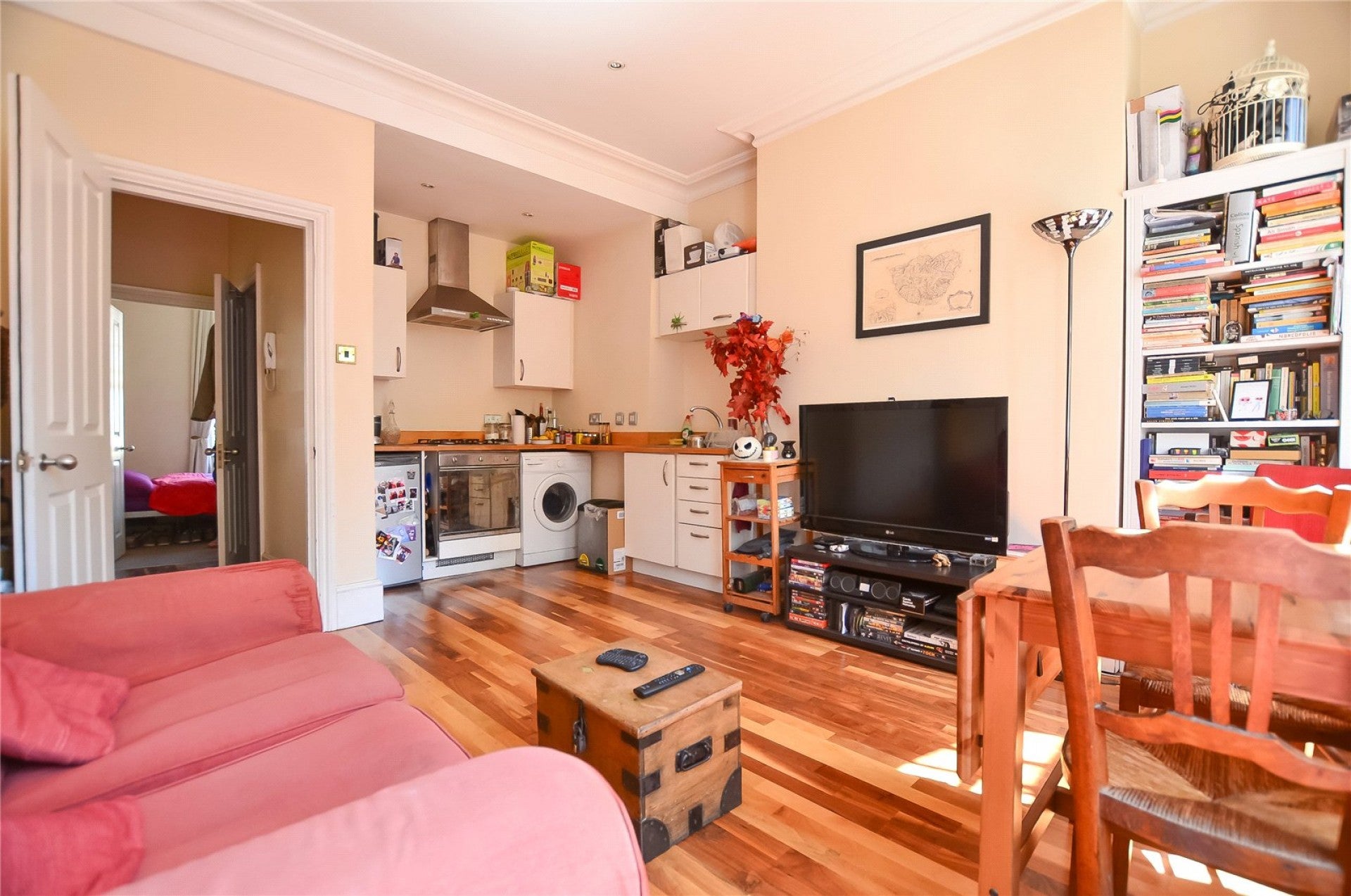 Flat Hackney Road in Greater London