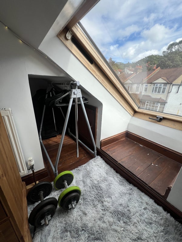 Room Hythe Road in Greater London