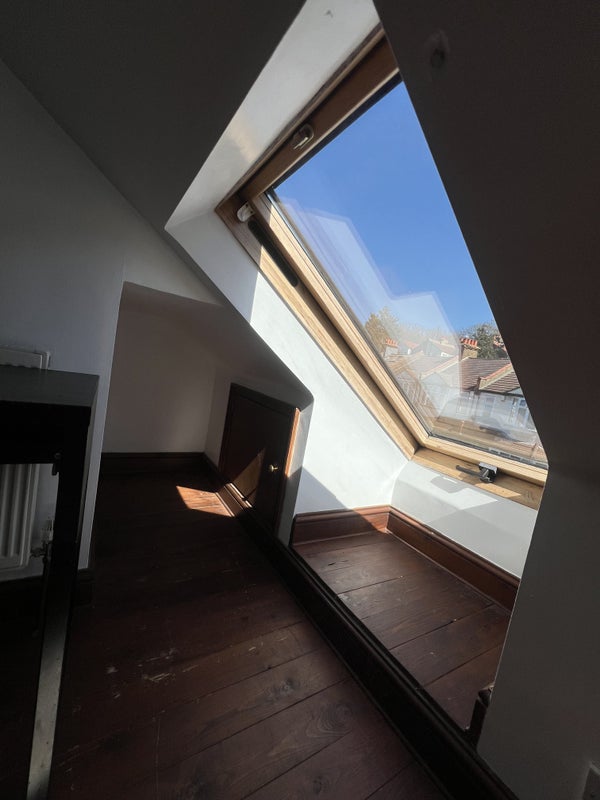 Room Hythe Road in Greater London