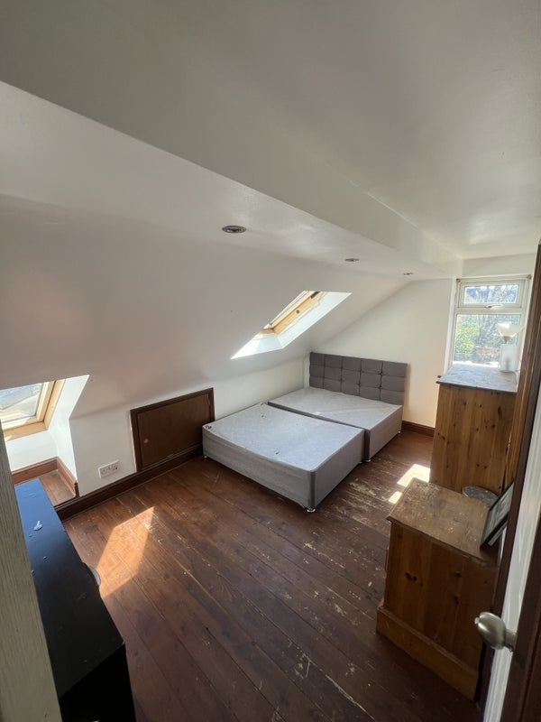 Room Hythe Road in Greater London