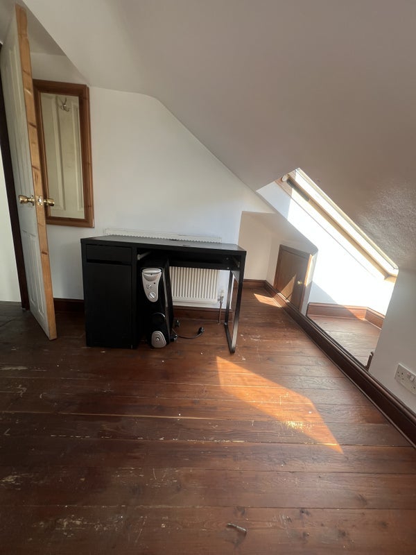 Room Hythe Road in Greater London