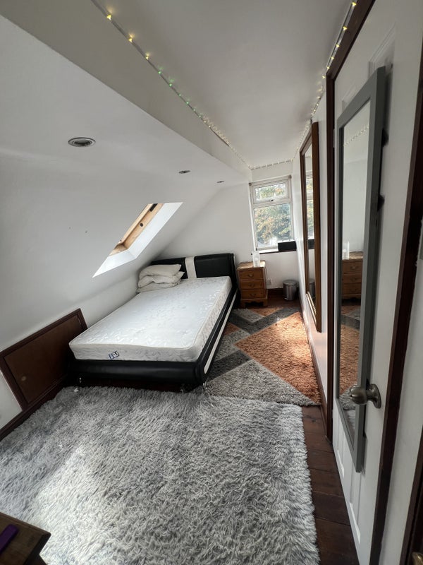 Room Hythe Road in Greater London