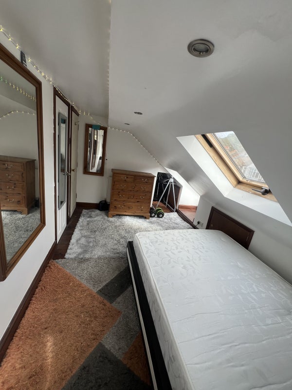 Room Hythe Road in Greater London