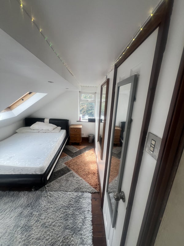 Room Hythe Road in Greater London
