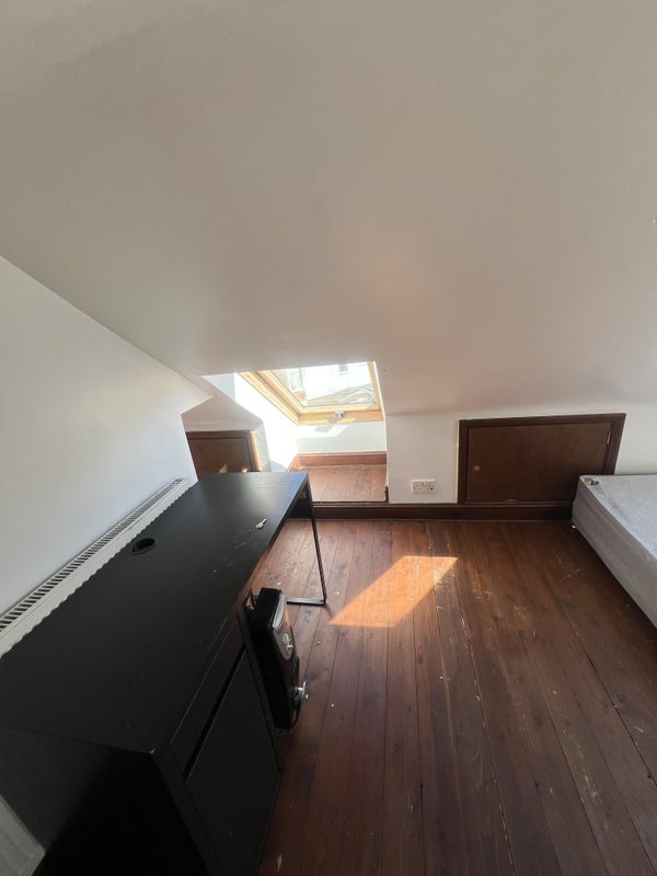 Room Hythe Road in Greater London