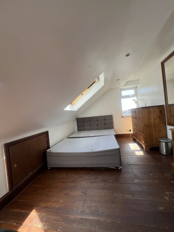 Room Hythe Road in Greater London