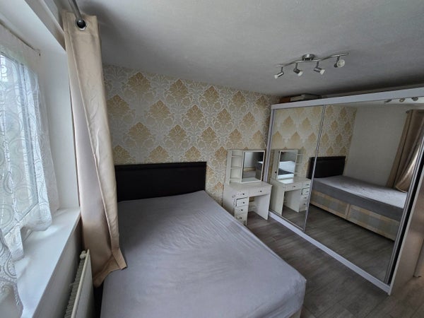 Flat Stracey Road in London