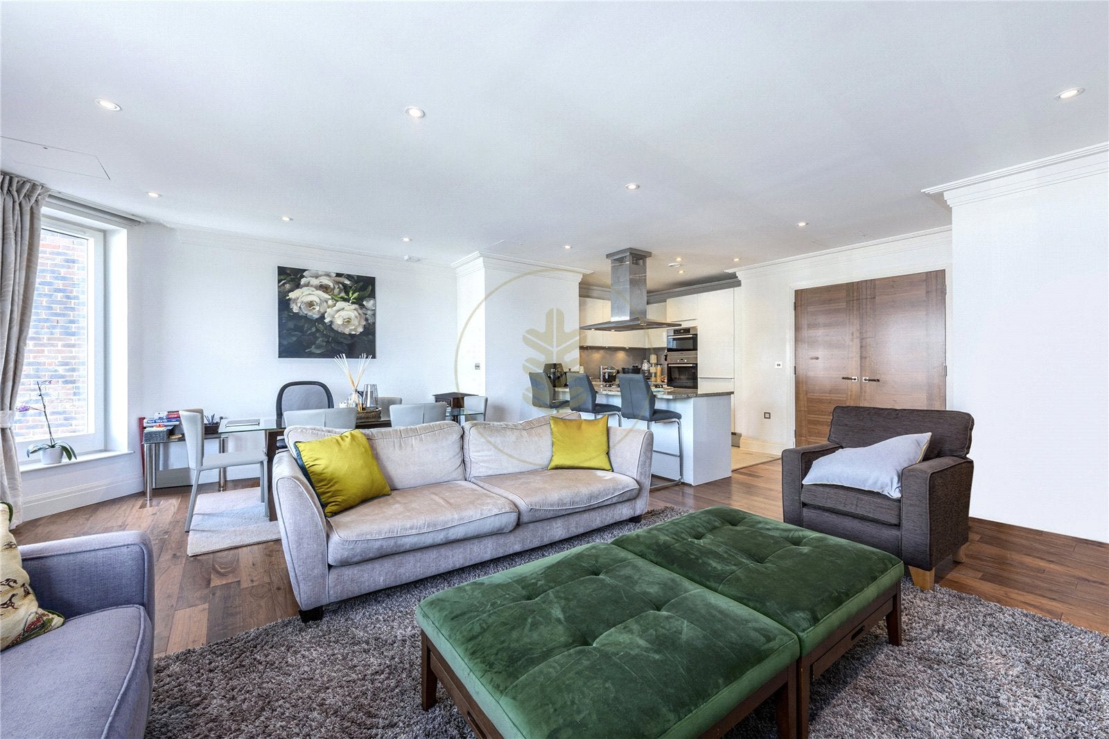 Flat Hodford Road in Greater London