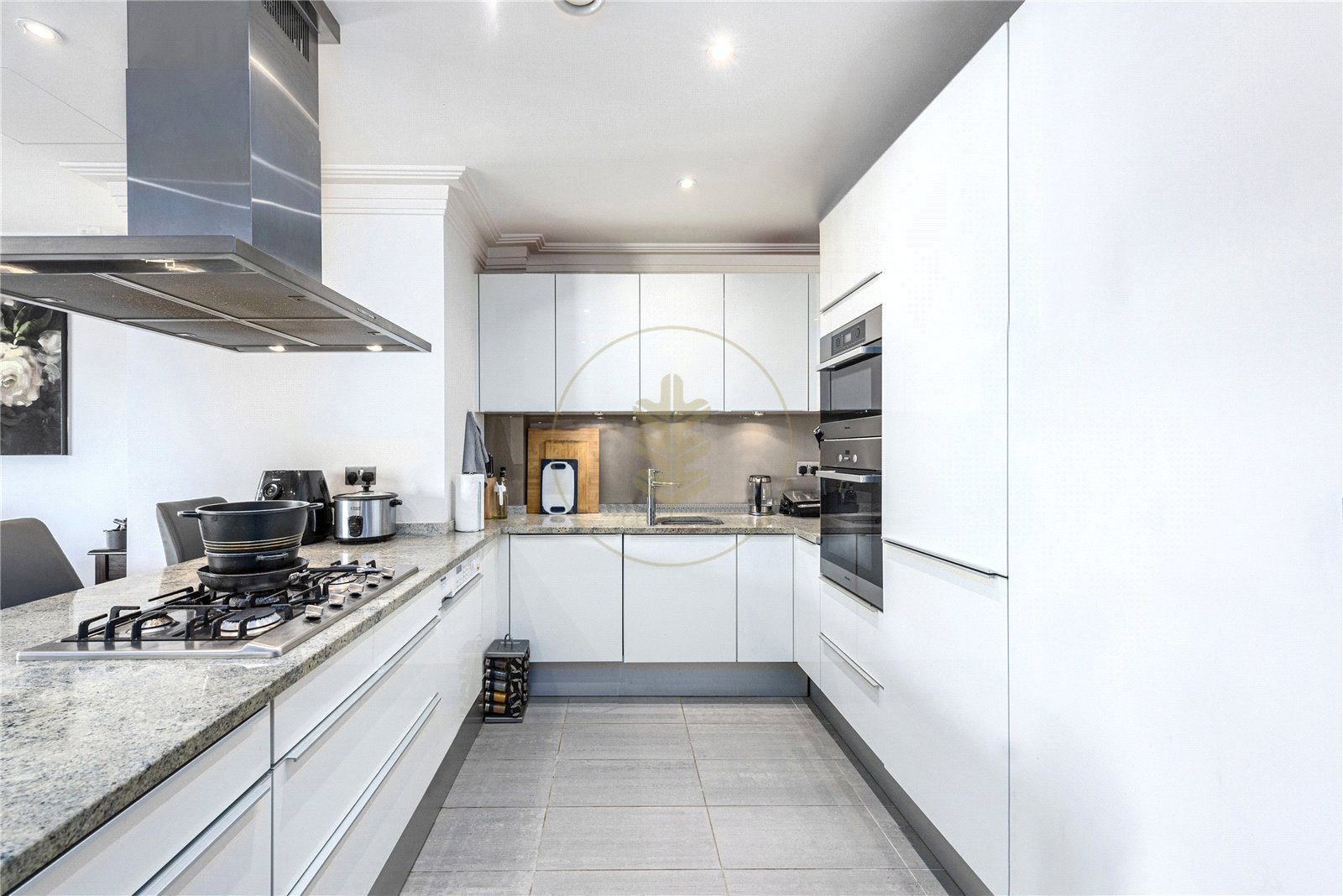Flat Hodford Road in Greater London