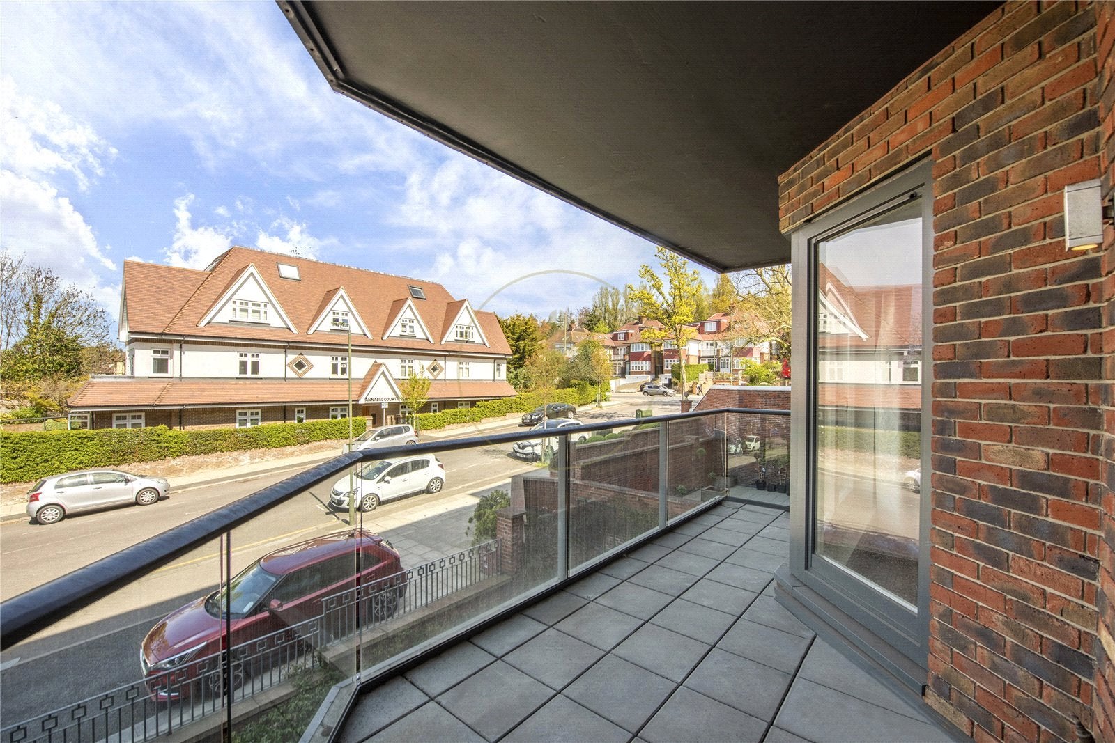 Flat Hodford Road in Greater London