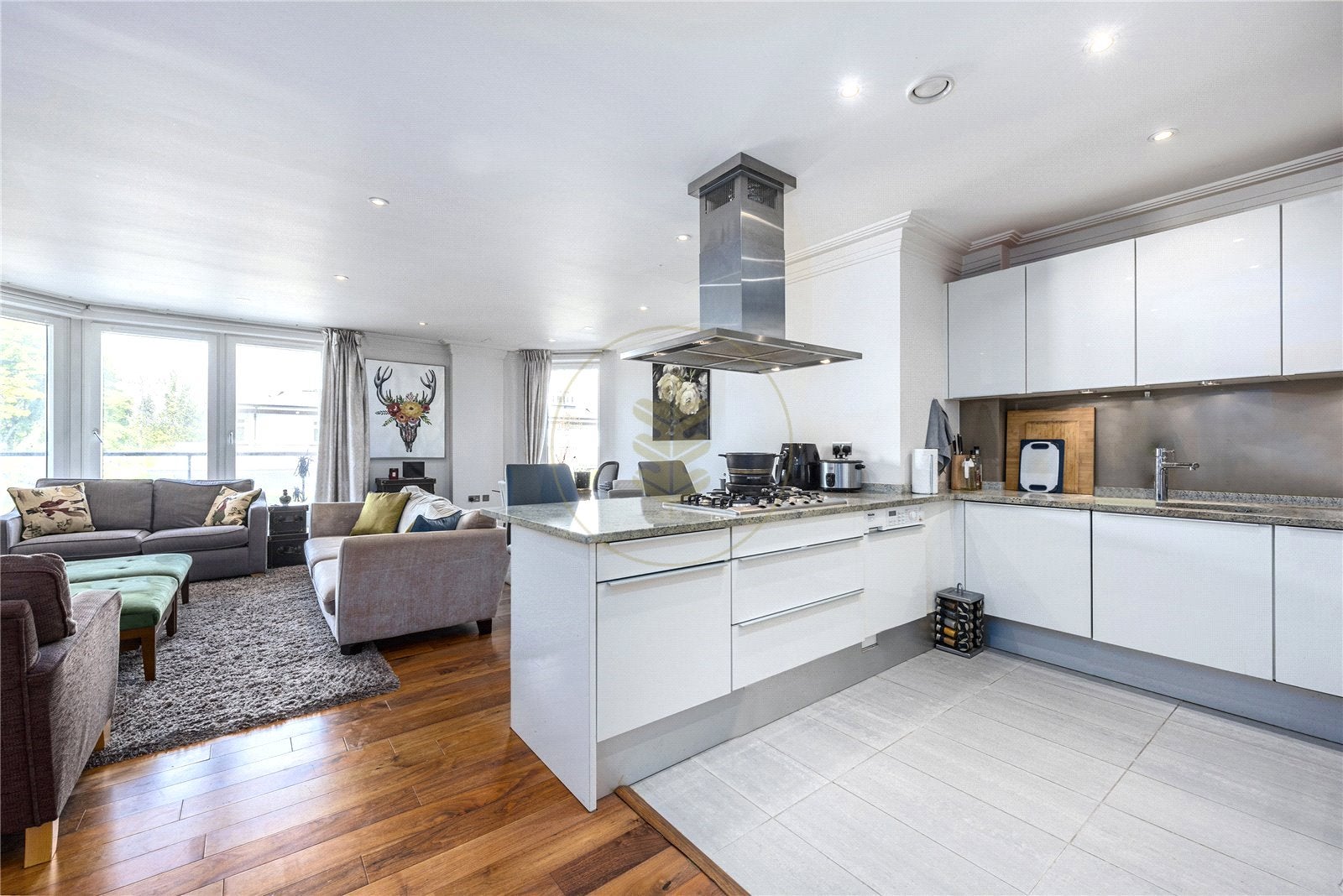 Flat Hodford Road in Greater London
