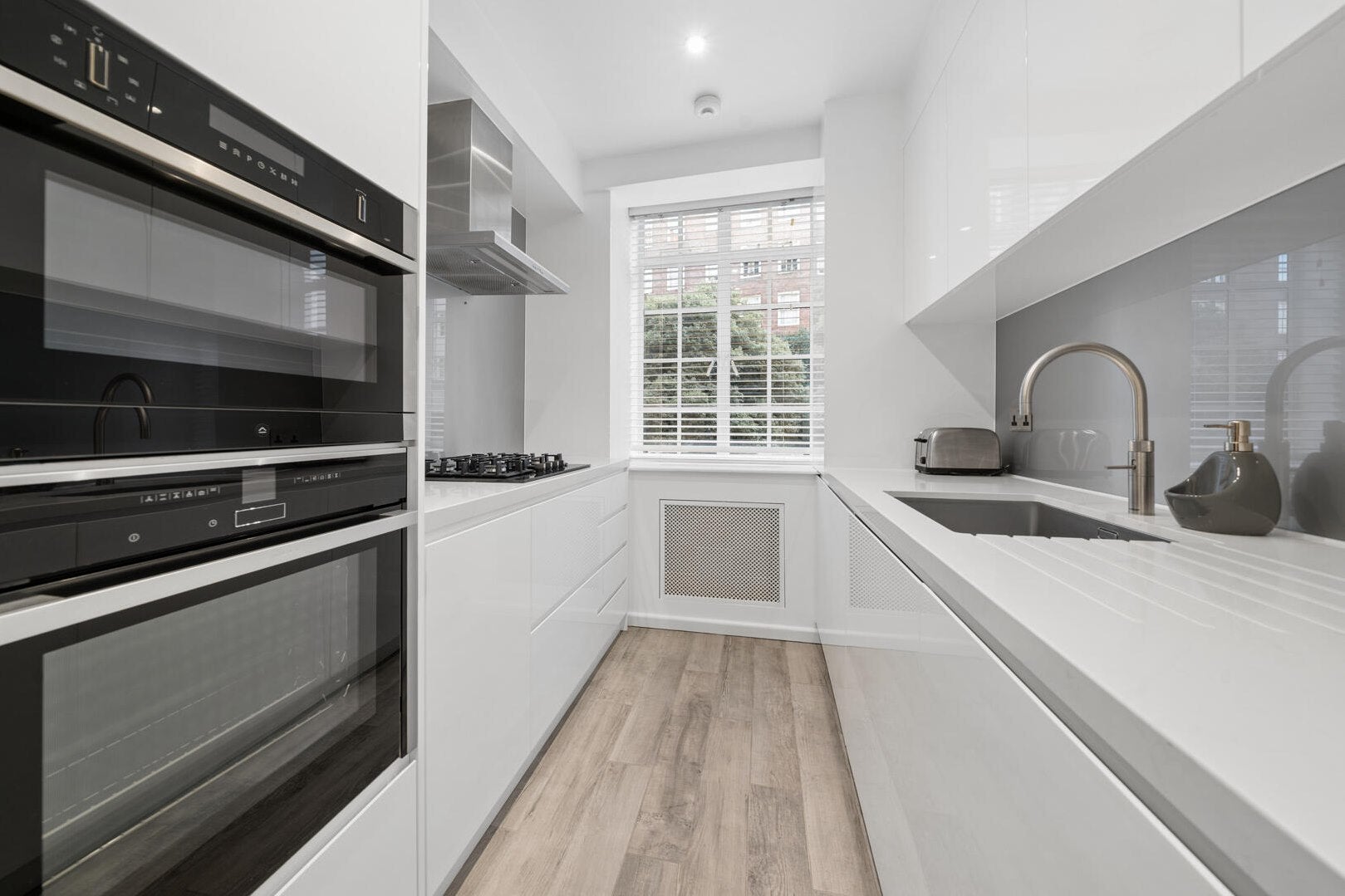 Flat Whitehead's Grove in Greater London