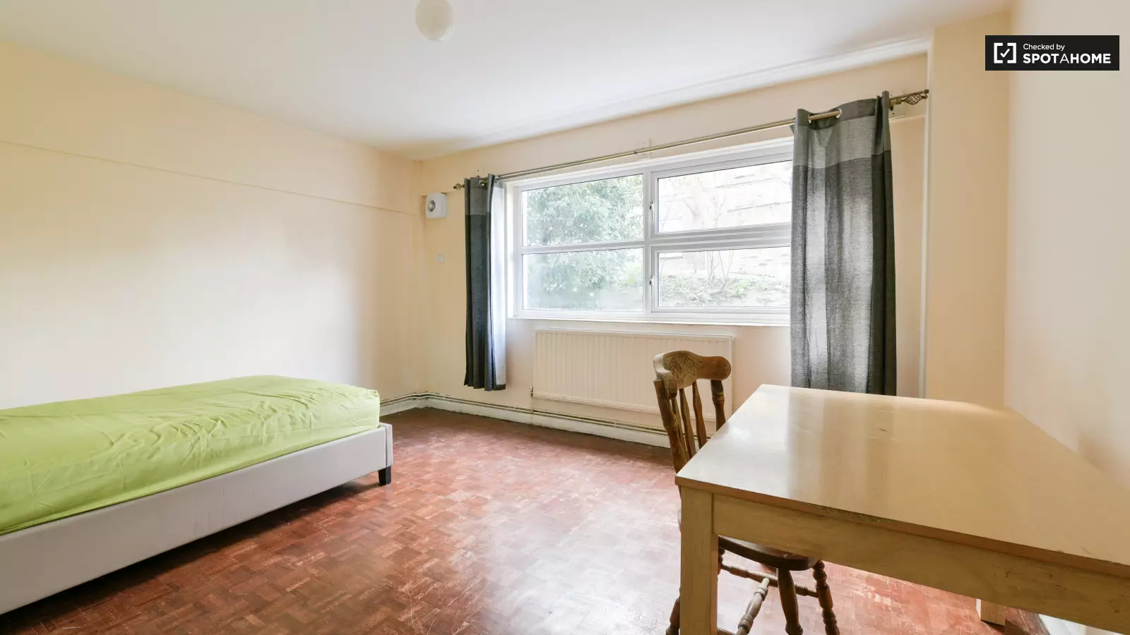 Flat Langton Road in Greater London