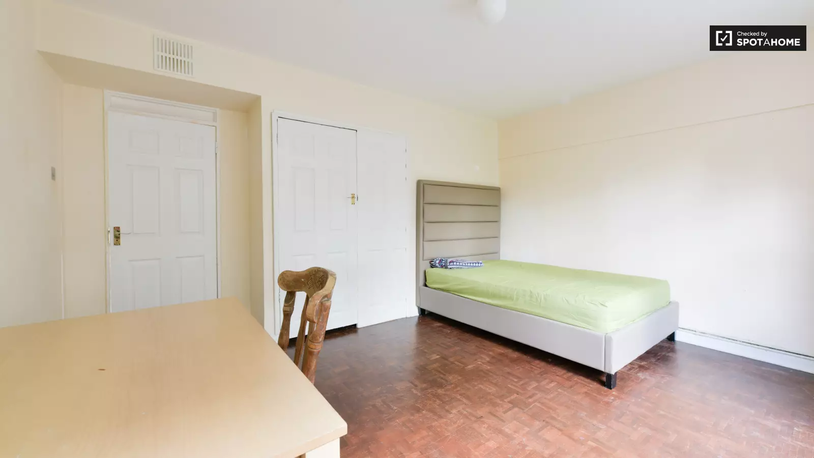Flat Langton Road in Greater London