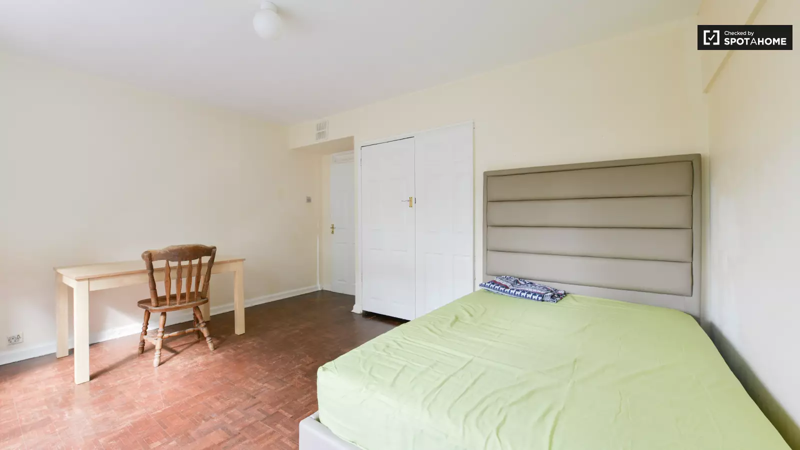 Flat Langton Road in Greater London