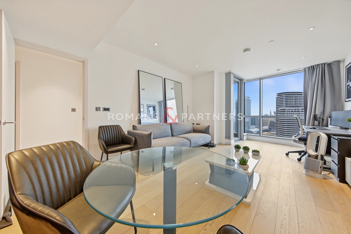 Flat Biscayne Avenue in Greater London