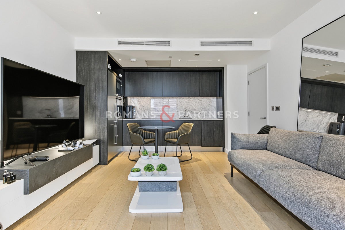 Flat Biscayne Avenue in Greater London