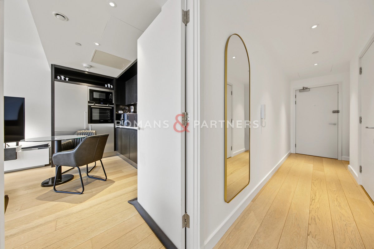 Flat Biscayne Avenue in Greater London