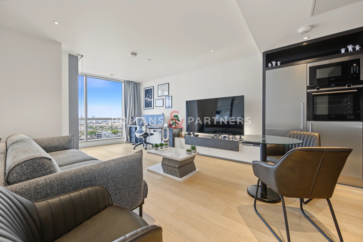 Flat Biscayne Avenue in Greater London