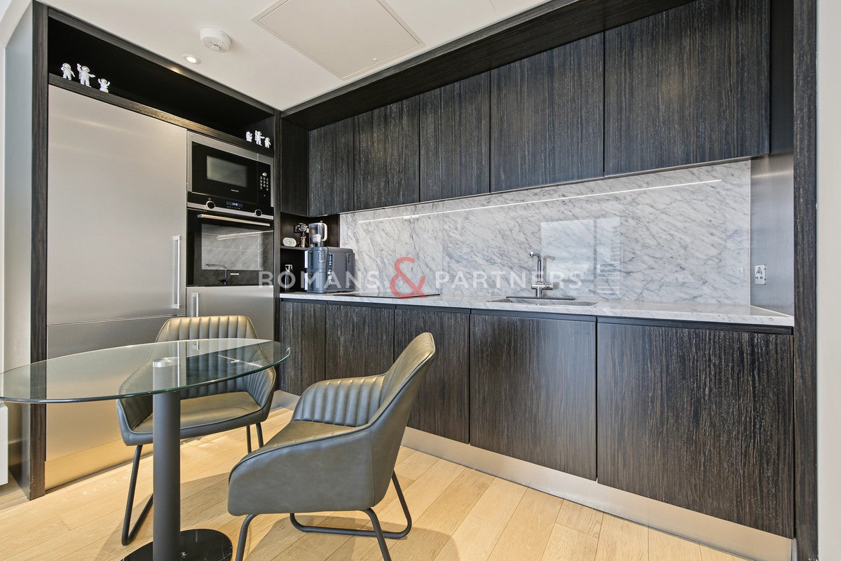 Flat Biscayne Avenue in Greater London