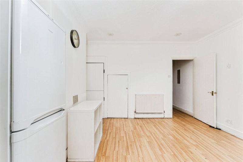 Room Desford Road in Greater London