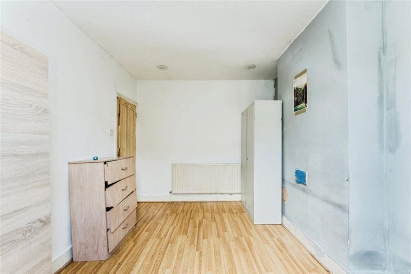 Room Desford Road in Greater London