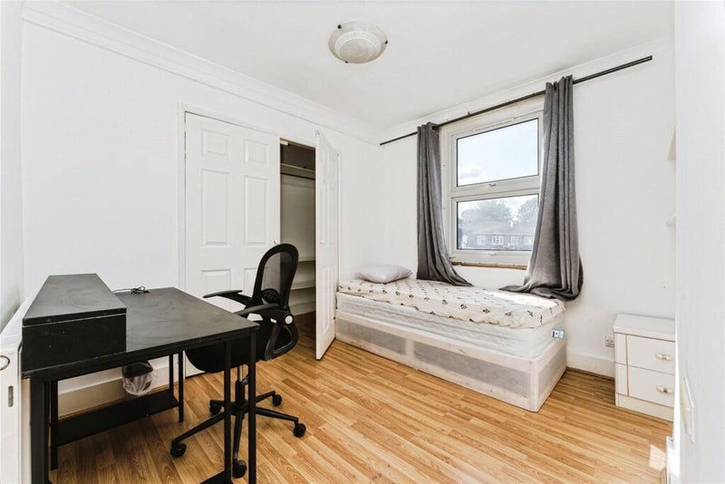 Room Desford Road in Greater London