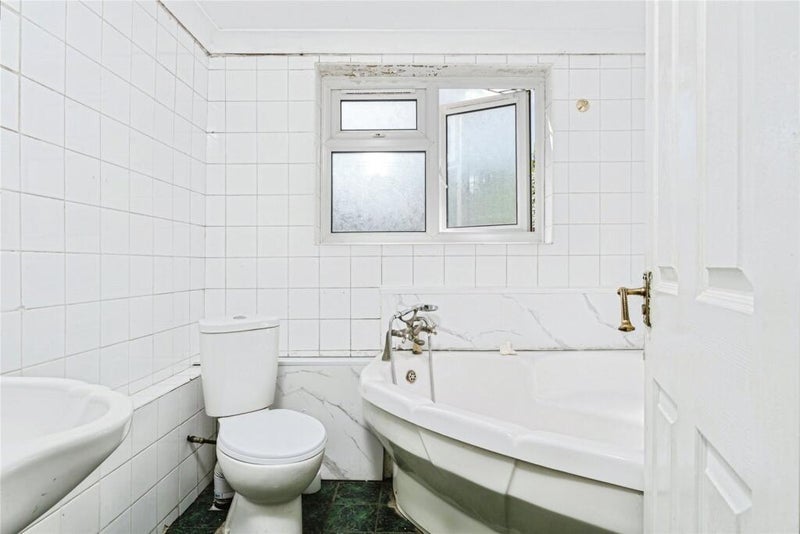 Room Desford Road in Greater London