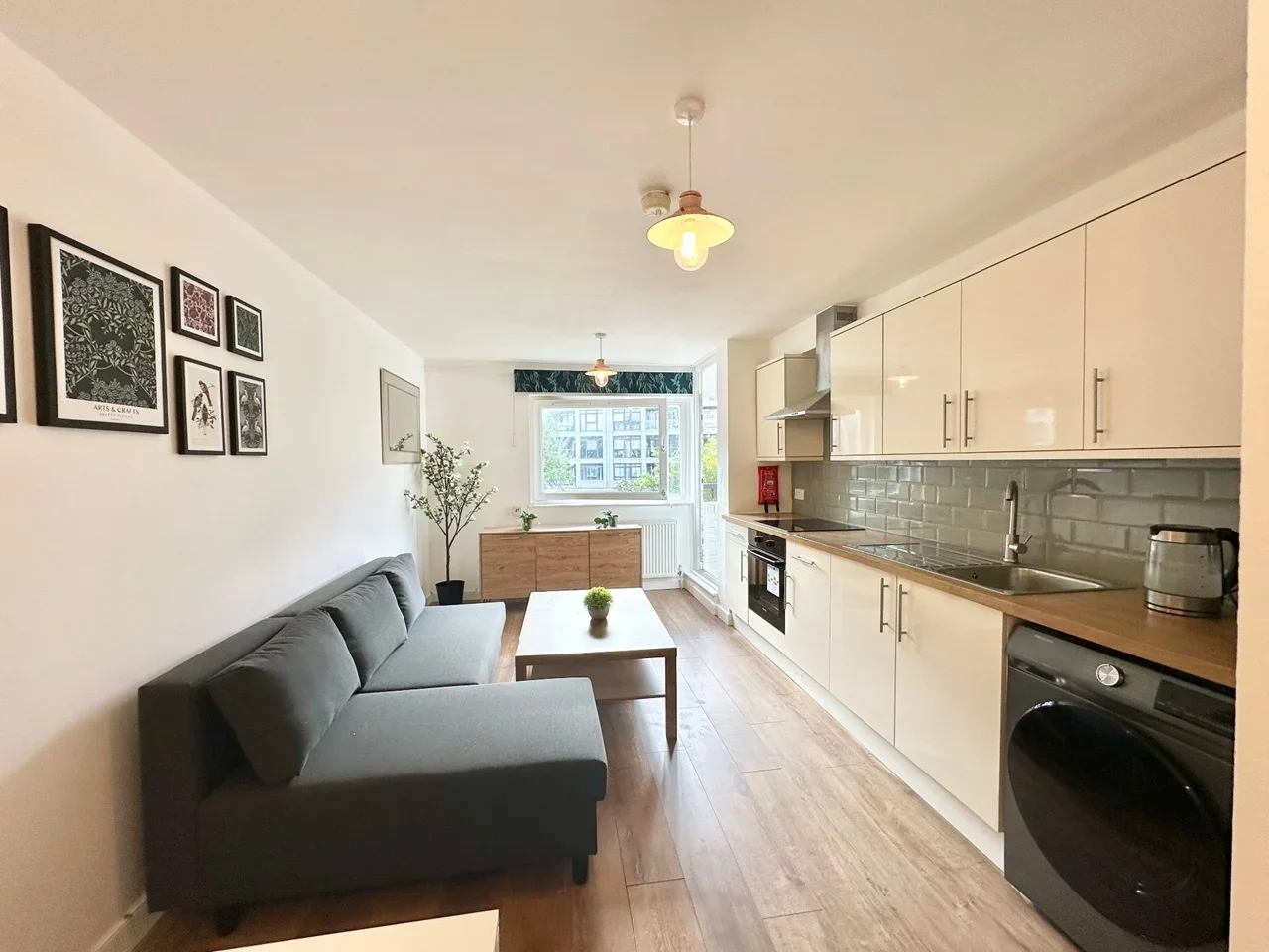 Flat Rhodeswell Road in Greater London