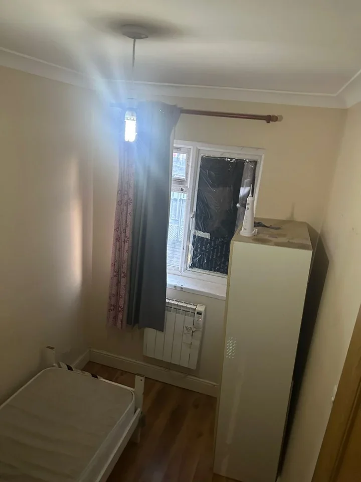 Room Hampton Road West in Greater London