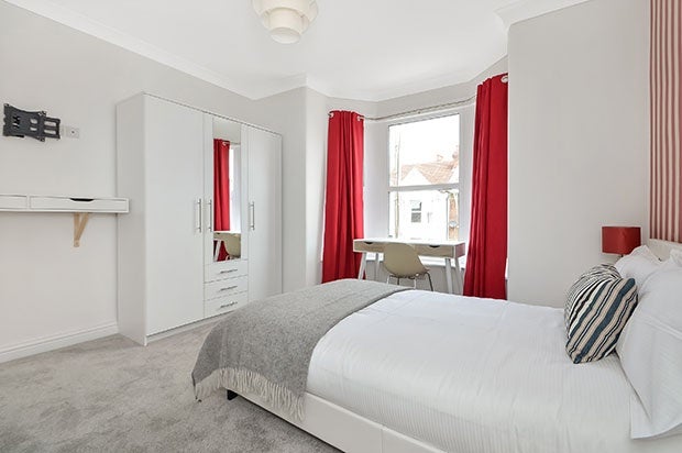 Room Ophir Road in Portsmouth