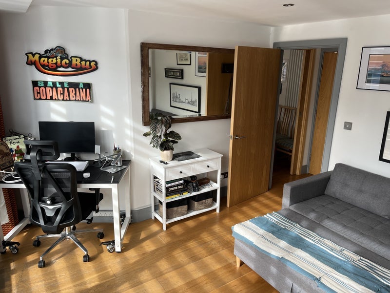 Flat Waterfront Mews in Greater London