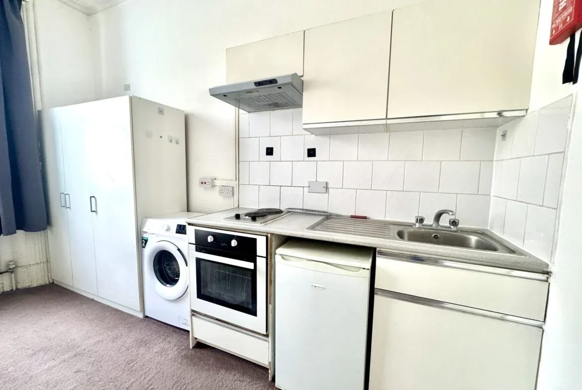 Flat Clanricarde Gardens in Greater London