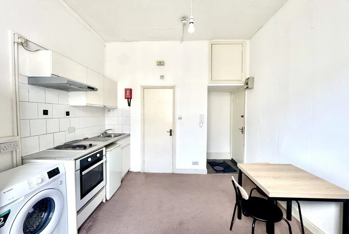Flat Clanricarde Gardens in Greater London