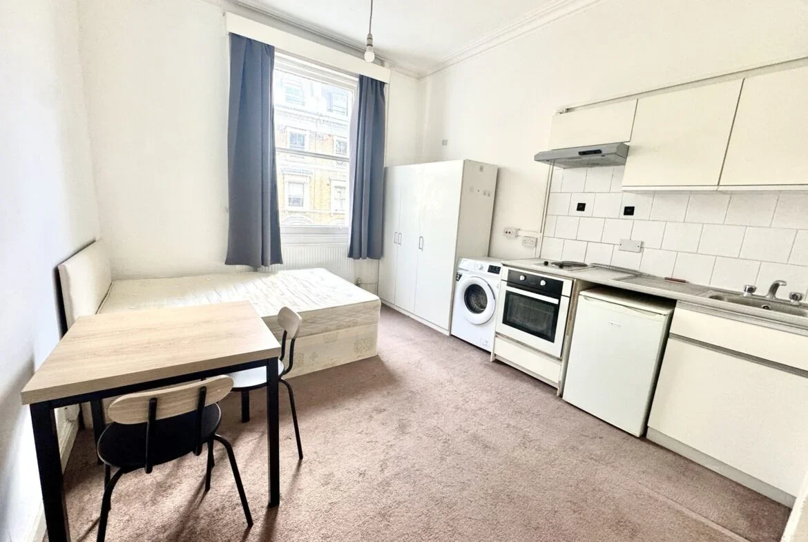 Flat Clanricarde Gardens in Greater London