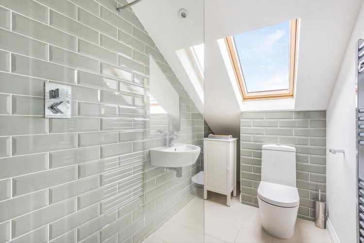 Room Earlsfield Road in Greater London