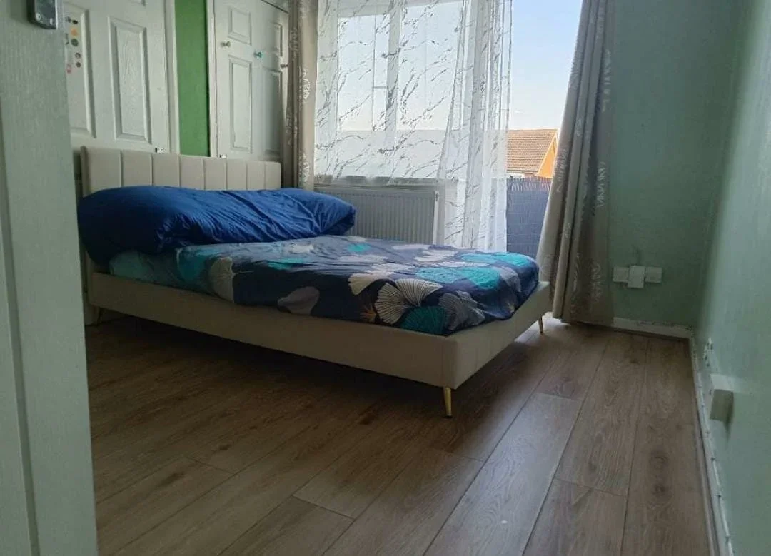 Room Ashdown Walk in Greater London